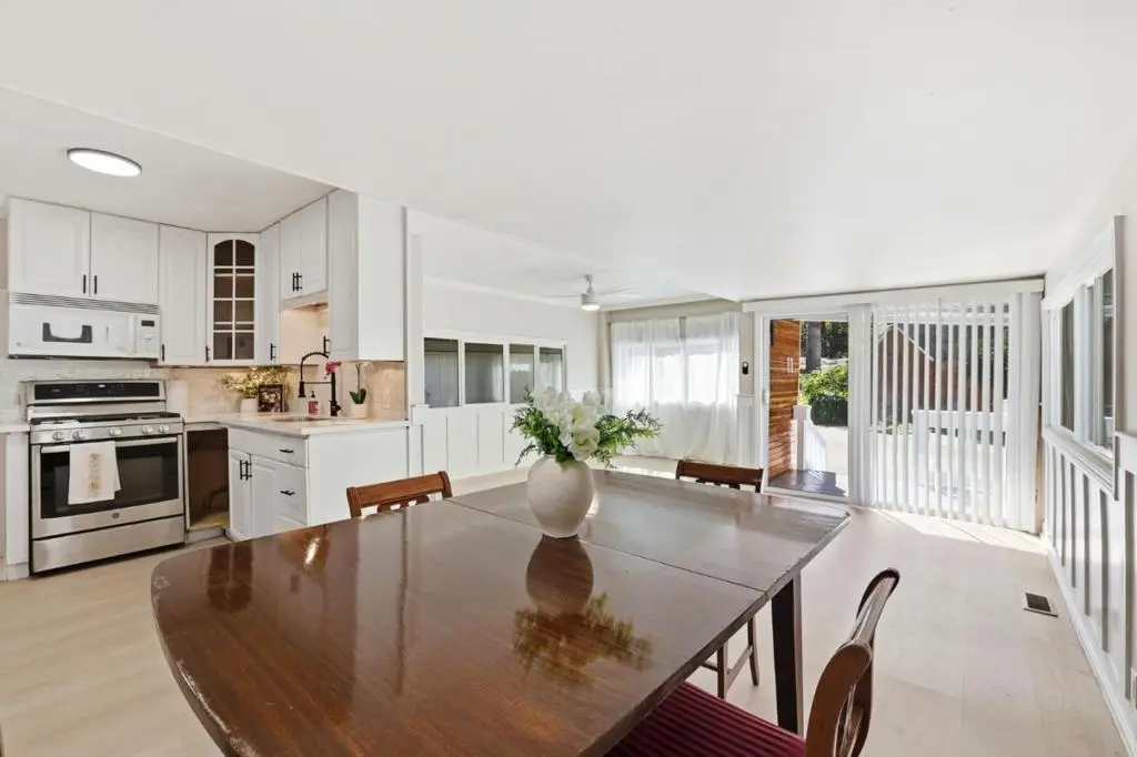 The listing photos 4 of 6